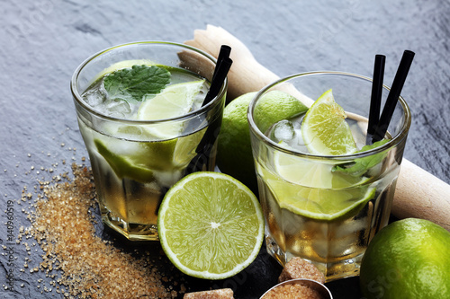 drinki-z-limonka-cukrem-trzcinowym-i-czarnymi-slomkami