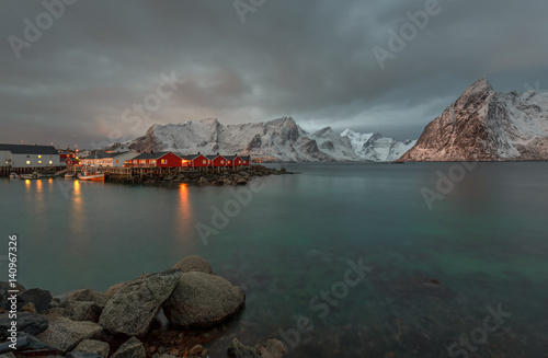 chata-rybacka-o-nazwie-rorbu-w-hamnoy-z-gory-lilandstinden-na-tle-reine-lofoten