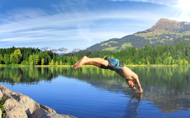 Sommerurlaub in den Bergen - Sprung in den See (Kitzbühel, Tirol, Austira)