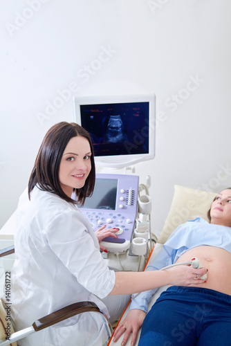 Fotografia, Obraz Pregnant woman having ultrasonic scanning at the clinic
