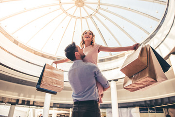 Wall Mural - Couple doing shopping