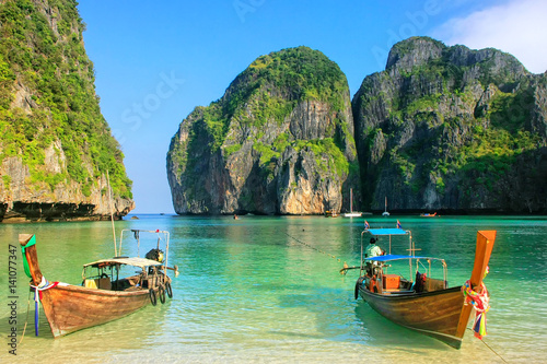 Fotografía Longtail boats anchored at Maya Bay on Phi Phi Leh Island, Krabi Province, Thail