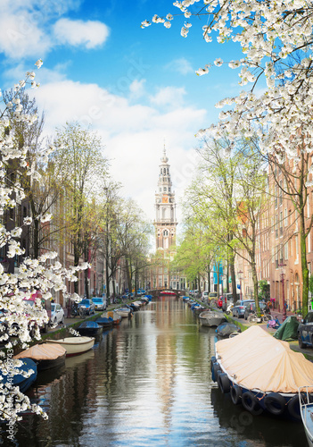 Obrazy Amsterdam  domy-nad-kanalem-z-lustrzanymi-odbiciami-w-amsterdamie