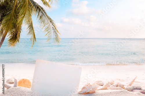 Fotografia Vintage summer beach background with sand, shells and empty paper for your message design