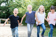 © Christian Schwier - Kinder laufen auf dem Schulhof