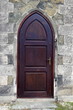 duże drewniane drzwi
