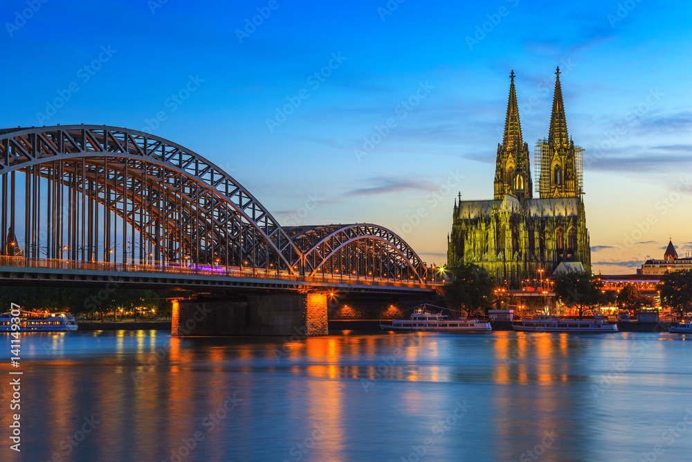 Fotovorhang - Cologne city skyline at night, Cologne, Germany