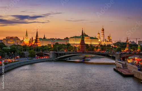 Plakat Noc widok Moskwa Kremlin i Moskwa rzeka w Moskwa. Rosja