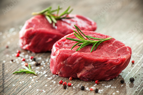 Fotomural Raw beef fillet steaks with spices