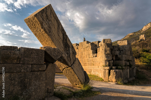 Foto The famous Arcadian Gate in the archaeological site of ancient Messene in Pelopo