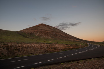 Paesaggio desertico di sabbia vulcanica nel Parco Nazionale di Timanfaya in Lanzarote - Canarie
