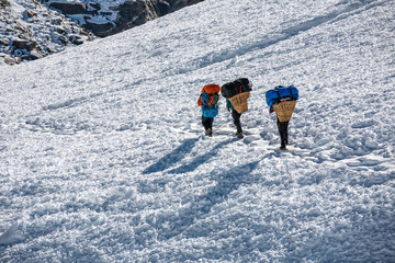 Fototapete - Porters crossing Cho La pass in Everest region, Nepal