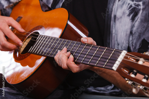 Zdjęcie XXL Zbliżenie mężczyzna bawić się gitarę akustyczną