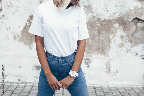 Cuadros en Lienzo Model posing in plain tshirt against street wall