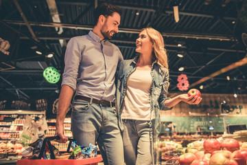 Poster - Couple at the supermarket