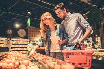 Poster - Couple at the supermarket