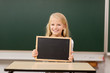 © Christian Schwier - Kind in der Schule mit Tafel