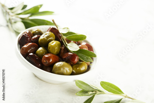 oliwki-w-bialej-misce-i-galazkami-oliwnymi