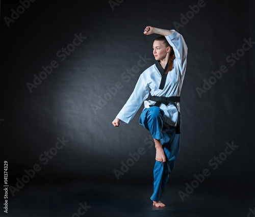 Dekoracja na wymiar  karateka-z-czarnym-pasem