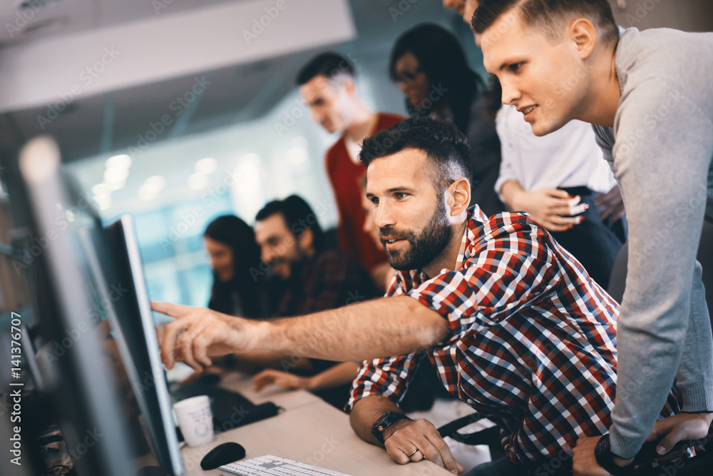 команда разработчиков за работой