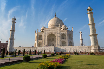 Fototapete - Taj Mahal - A white marble mausoleum built on the banks of the Yamuna river by Mughal king Shahjahan bears the heritage of Indian Mughal architecture.