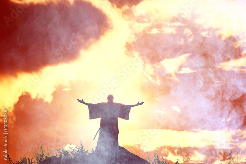 Fotografía Silhouette monk on the mountain prayer moses faith god