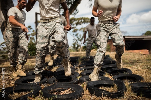 Fotografía Trainer giving training to military soldiers