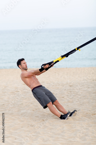 Fényképezés Athletischer Mann macht workout am Strand