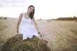 © esthermm - chica sonriente sentada sobre la paja