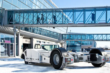 Aircraft tow tractor