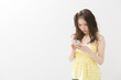 © peach100 - 携帯電話を使う女性