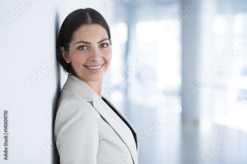 Fotografía Smiling Beautiful Business Woman Leaning on Wall