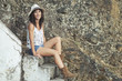 © esthermm - chica sonriente sentada en la escalera