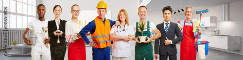 Fotografie, Obraz Arbeiter und Business Team vor Appartment Loft