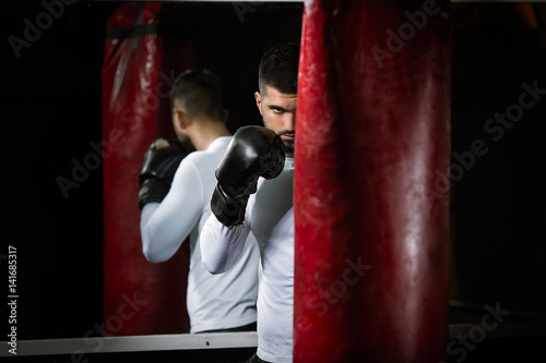 Plakat Portret młody człowiek na kickboxing ćwiczy przy gym