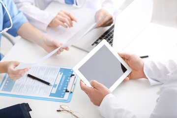 Canvas Print - Doctors at work in clinic