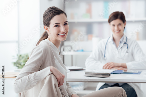 Fotomural Smiling patient in the GP's office