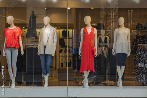 Fotografía Women clothing store with mannequins in showcase