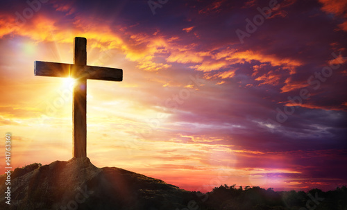 Fotografía Crucifixion Of Jesus Christ - Cross At Sunset