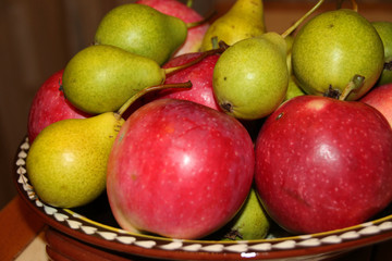 Canvas Print - Ripe apples and pears in a clay dish