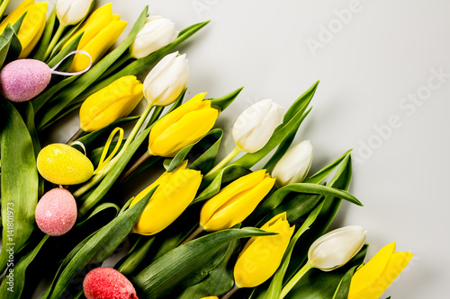 zolte-i-biale-tulipany-z-wielkanocnymi-ozdobnymi-jajkami