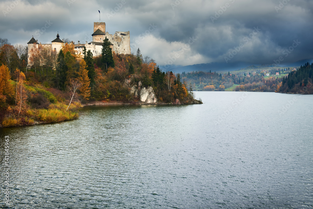 Zamek w Niedzicy nad Jeziorem Czorsztyńskim  - obrazy, fototapety, plakaty 