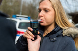 Eine junge Frau muss sich einer Alkoholkontrolle unterziehen
