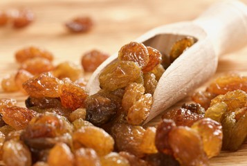 Wall Mural - raisins on a wooden background