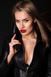 © lufotolab - красивая девушка с пистолетом и красными губами