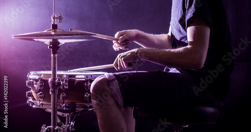 Zdjęcie XXL człowiek gra muzyczny instrument perkusyjny z laskami, muzyczną koncepcję, piękne oświetlenie na scenie