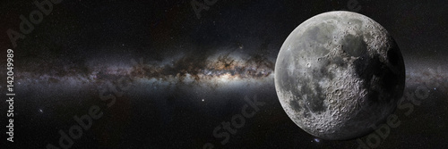 Fotografía Moon in front of the Milky Way galaxy