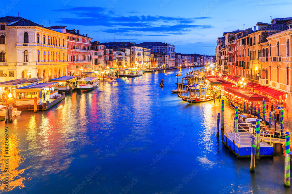 Venice, Italy. Grand Canal from Rialto bridge at twilight. - obrazy, fototapety, plakaty 