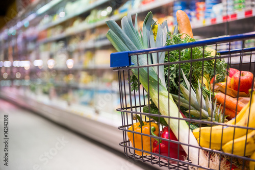Fotografía Einkaufswagen voller Einkäufe in einem Supermarkt