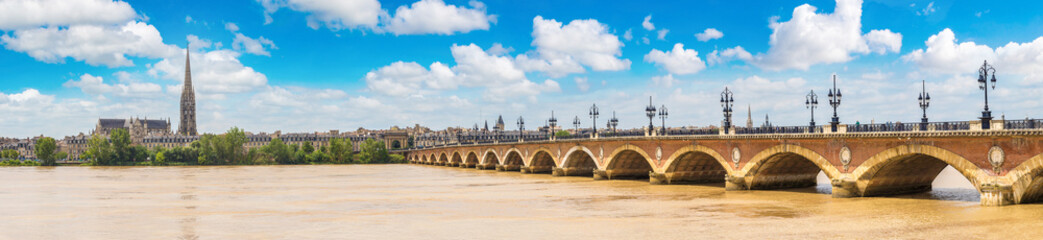 Fototapete - Old stony bridge in Bordeaux